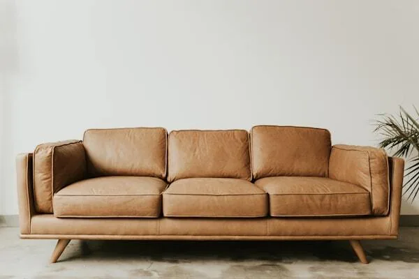 Sillón con manchas antes del lavado profesional